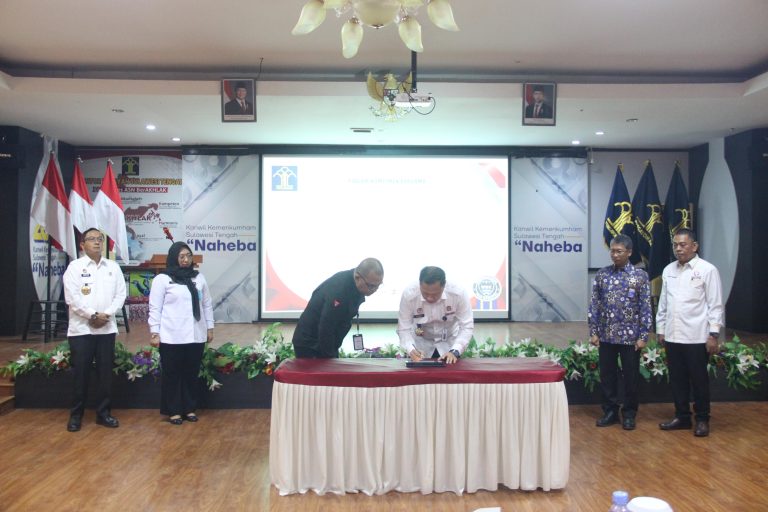 Kemenkum Sulteng Gelar Penandatanganan Komitmen Bersama, Wujud Nyata Pembangunan Zona Integritas Kakanwil Kemenkum menandatangani Komitmen bersama, Pakta Integritas serta Perjanjian kinerja wujudkan pembangunan zona integritas menuju WBK. (FOTO: ISTIMEWA)