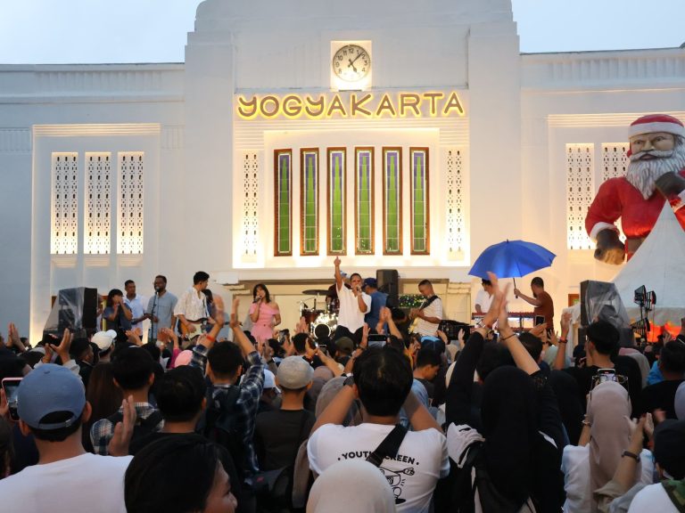 Penumpang KA di Stasiun Yogyakarta Nyanyi bersama Maliq & D’Essentials Sembari Menunggu Keberangkatan