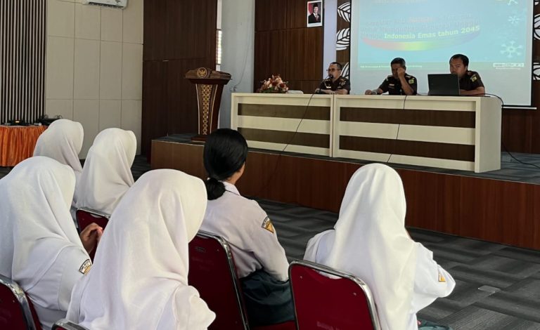 Kejati Sulteng Berikan Edukasi Hukum ke Pelajar dan Guru di Kota Palu Program Jaksa Masuk Sekolah di Kota Palu oleh Kejati Sulteng