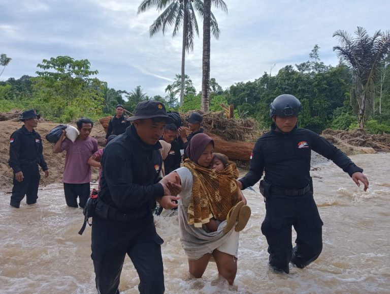 BRIMOB POLDA SULTENG LAKUKAN EVAKUASI WARGA YANG TERKENA BANJIR DI TOLITOLI (FOTO:ISTIMEWA)