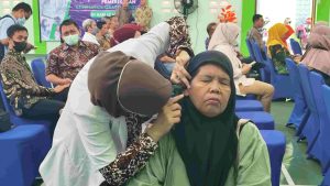 Warga mengikuti Cek Kesehatan Gratis, Selasa (11/2/2025) di Kelurahan Wirogunan - (foto: Deny Hermawan/Bernas.id)