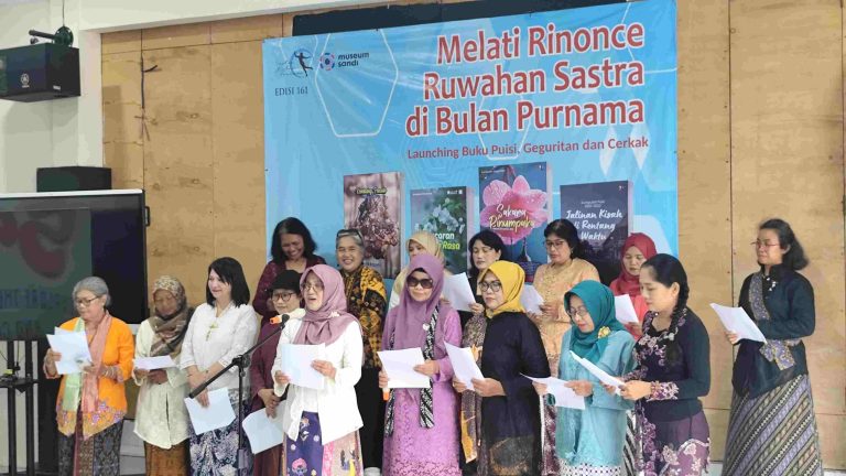 Serunya Ruwahan di Sastra Bulan Purnama Bersama Melati Rinonce Komunitas Melati Rinonce membacakan tembang Jawa di Ruwahan Sastra di Bulan Purnama, Sabtu (15/2/2025) - (foto: Deny Hermawan)