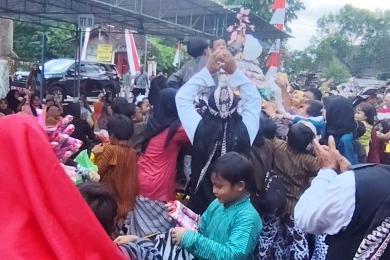 Warga memperebutkan gunungan snack di Nyadran Ageng Kiai Demak Ijo dan Leluhur Banyumeneng 2025 (foto: Deny Hermawan)