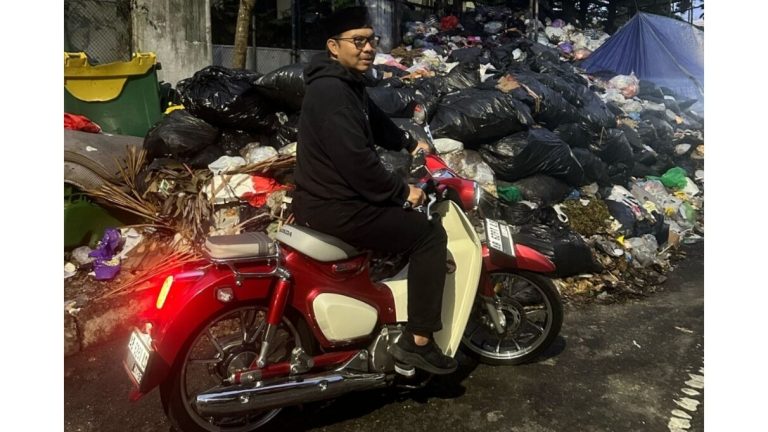 Hasto Wardoyo Cek Langsung Penanganan Sampah di Kota Jogja Wali Kota Jogja Hasto Wardoyo mengecek langsung penanganan sampah di Kota Jogja (foto: ist)
