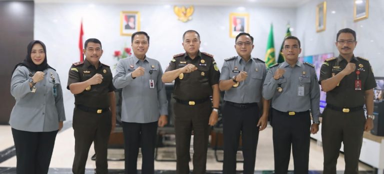 Kajati Sulteng Terima Kunjungan Kakanwil Kemenkum Sulteng, Bahas Berbagai Isu Strategis Kajati Sulteng Terima Kunjungan Kakanwil Kemenkum Sulteng. (FOTO :ISTIMEWA)