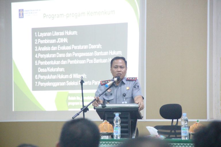Kakanwil Kemenkum Sulteng : Ajak Sivitas Akademika Jadi Pelopor Kesadaran Hukum Kakanwil Kemenkum Sulteng, Rakhmat Renaldy, memberikan kuliah tamu di Universitas Muhammadiyah (Unismuh) Palu. (FOTO : ISTIMEWA)