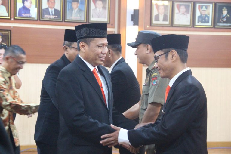 Kemenkum Sulteng Lantik Pejabat PPNS dan PAW MPD Notaris Kota Palu Kemenkum Sulteng Lantik Pejabat PPNS dan Pengganti Antar Waktu MPD Notaris Kota Palu. (FOTO : ISTIMEWA)