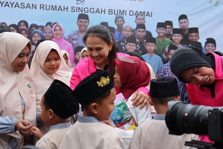 Ketua Umum Bhayangkari Bakti Sosial di DIY