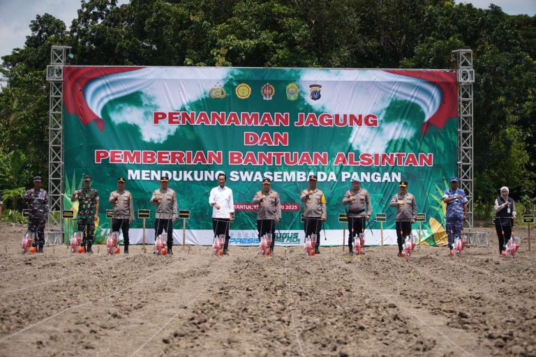 Kapolri dan Gubernur DIY Menanam Jagung Bersama di Bantul