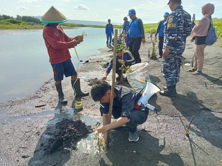 Aliansi Mahasiswa Nusantara Peringati Hari Peduli Sampah Nasional dengan Bersih Pantai dan Penanaman Mangrove