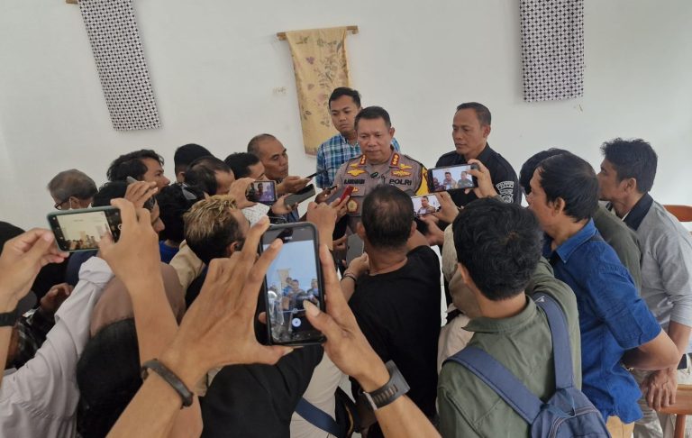 Kapolres Palu, Kombes Pol. Deny Abrahams, SH SIK MH saat dikonfirmasi para jurnalis. (FOTO :ISTIMEWA)