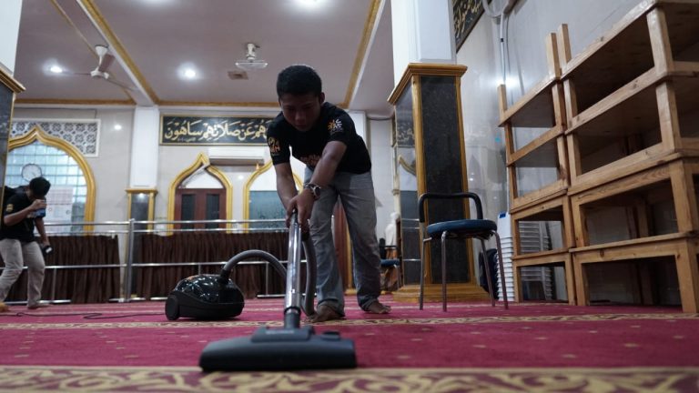 INH dan Komunitas Ojol Rawamangan Gelar Aksi Bersih-bersih Masjid dan Berbagi Paket Menu Berbuka Puasa