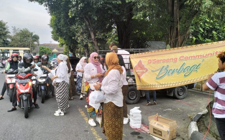 Memperkenalkan Wastra Nusantara, Komunitas D’Saroeng Bagi Takjil Gratis