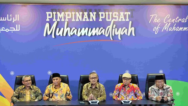 Refleksi Idulfitri Haedar Nashir 2025, Singgung Soal Kesederhanaan Haedar Nashir (tengah) dan Pimpinan Pusat Muhammadiyah (foto: Deny Hermawan)
