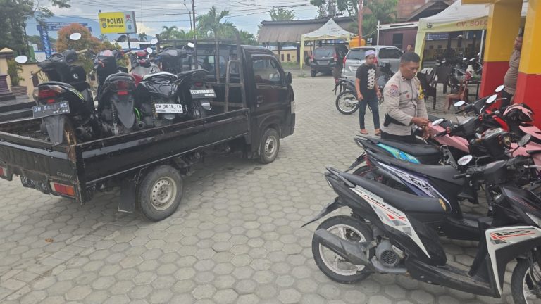 Belasan Motor gunakan knalpot brong yang diduga balapn liar diamankan Polsek Palu Barat, hari pertama di bulan Ramadan. (FOTO : ISTIMEWA)