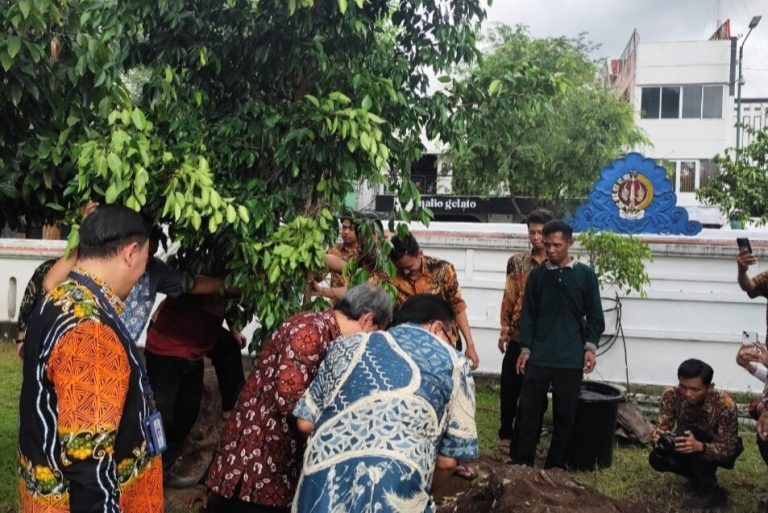 Penanaman Beringin di DPRD DIY Malioboro, Simbol Harmoni Manusia, Alam, dan Kearifan Lokal Penanaman beringin di halaman DPRD DIY (foto: Deny Hermawan)