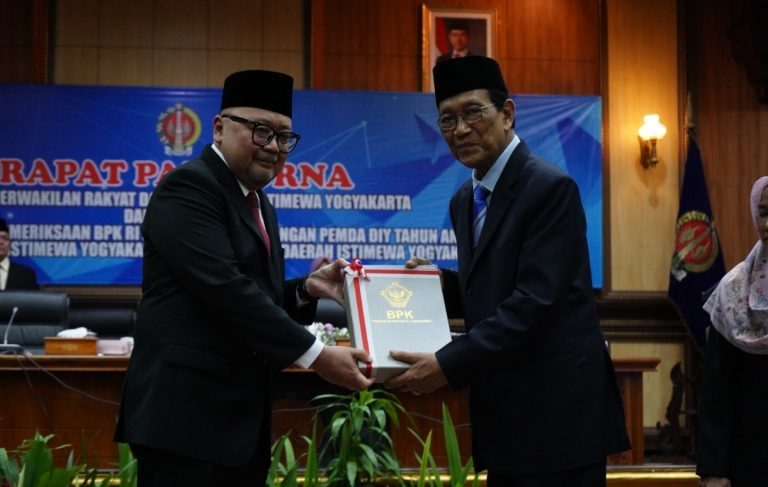 Dirjen Pemeriksaan Keuangan Negara V BPK RI Widhi Widayat menyerahkan Laporan Hasil Pemeriksaan (LHP) kepada Gubernur DIY Sri Sultan HB X (foto: ist)
