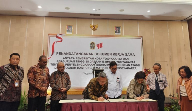 Penandatanganan Komitmen Kolaborasi Pemkot Jogja-Kampus dalam Membangun Kampung Tematik oleh para rektor universitas, Rabu (21/5/2025) - (foto: Deny Hermawan/Bernas.id)