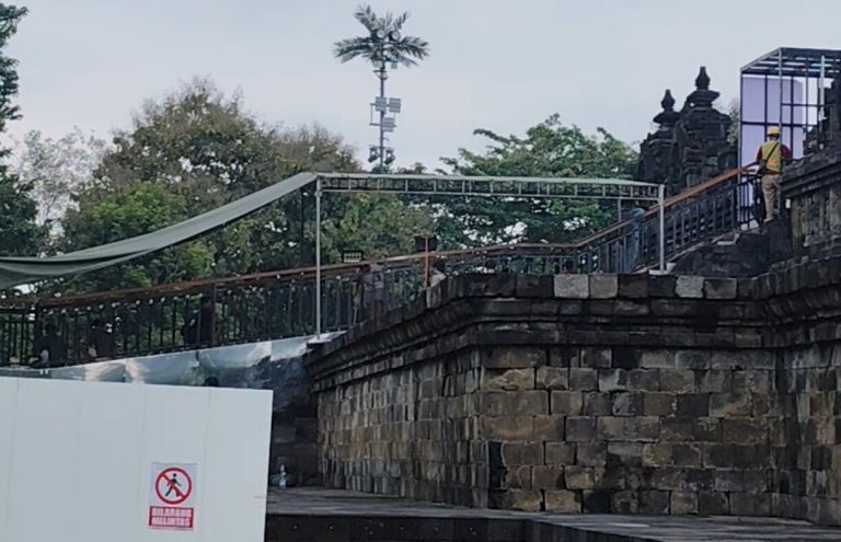 Proyek pemasangan stairlift di Candi Borobudur (foto: Deny Hermawan/Bernas.id)