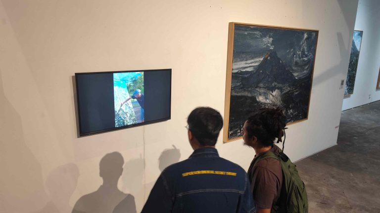 Jadikan Gunung sebagai Guru, Putu Sutawijaya Gelar Pameran Tunggal “Guru Giri” Pengunjung menikmati pameran "Guru Giri" di Sangkring Art Space (foto: Deny Hermawan)