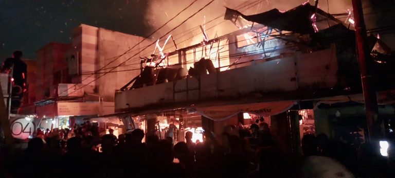 Diduga Korsleting, Kebakaran Hanguskan 13 Kios di Pasar Inpres Palu (Foto : Istimewa)