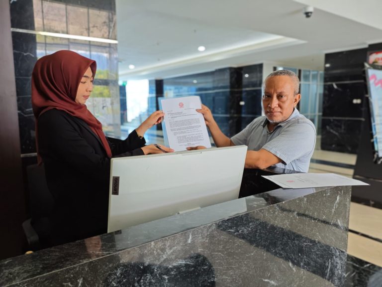 Ketua Umum LSM GEBRAK, Muhammad Rizky, menyerahkan laporan lengkap beserta bukti pendukung ke Pelayanan Terpadu Satu Pintu (PTSP) Kejati Sulteng. ( Foto : Istimewa)