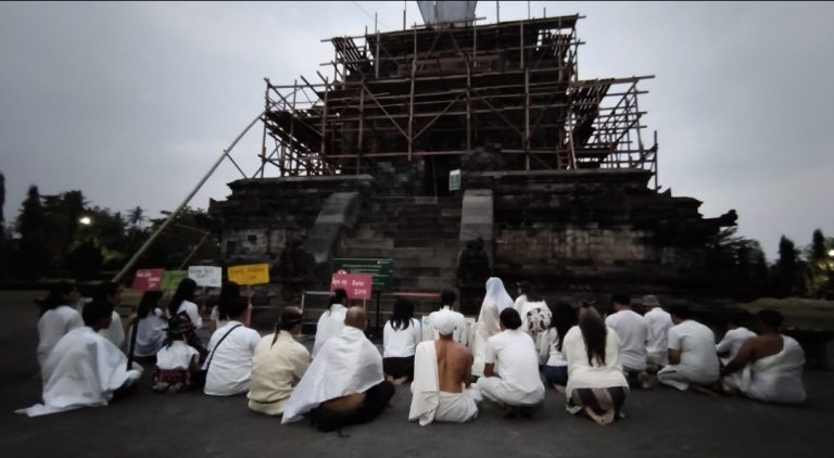 Sempat Dilarang, Komunitas Lima Gunung Lakukan Aksi Budaya di Candi Mendut Seniman Komunitas Lima Gunung menggelar aksi budaya di Candi Mendut (foto: Deny Hermawan)