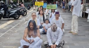 Massa sempat tertahan di luar pagar Candi Mendut (foto: Deny Hermawan)