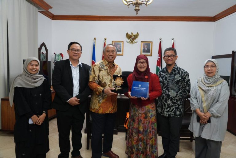 Duta Besar Republik Indonesia untuk Yordania Ade Padmo Sarwono, menerima kunjungan Muhammadiyah di KBRI Amman - (foto: ist)