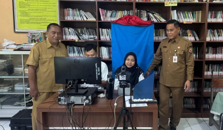 Jempol Disko Disdukcapil Jember di SMAN Jenggawah, Rekam 99 KTP Pemula