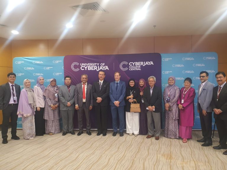 Mahasiswa UTA’45 Jakarta Presentasi Riset di Hadapan Farmasis Dunia Di Malaysia