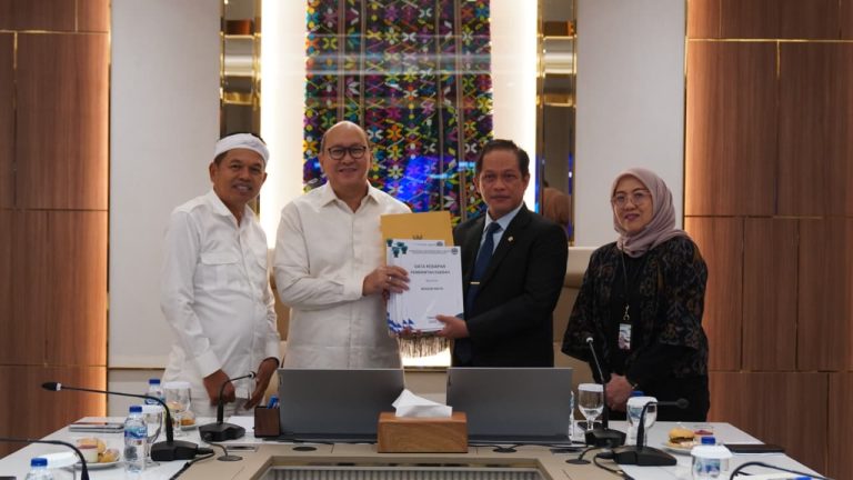 Menteri Lingkungan Hidup Hanif Nurofiq menyerahkan hasil verifikasi tujuh lokasi potensial pembangunan instalasi PSEL - (foto: ist)