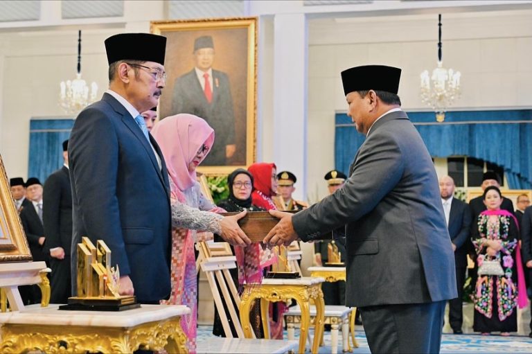 Prabowo Anugerahkan Gelar Pahlawan Nasional kepada Soeharto dan 9 Tokoh Lainnya