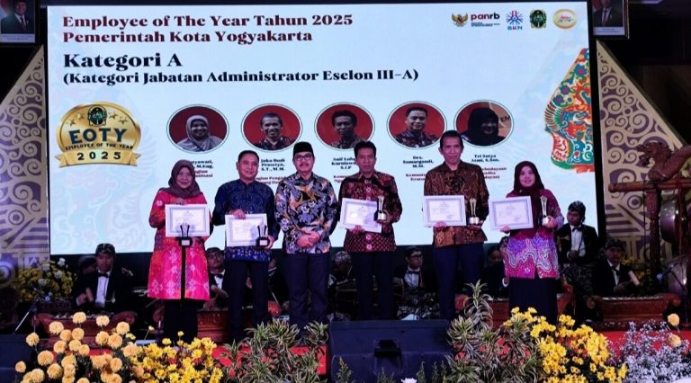 Malam Anugerah Talenta, Sejumlah ASN Pemkot Jogja Dapat Penghargaan “Employee of The Year” Wali Kota Jogja Hasto Wardoyo berfoto dengan 5 besar ASN Terbaik kategori Jabatan Administrator Eselon III-A - (foto: Deny Hermawan/Bernas.id)