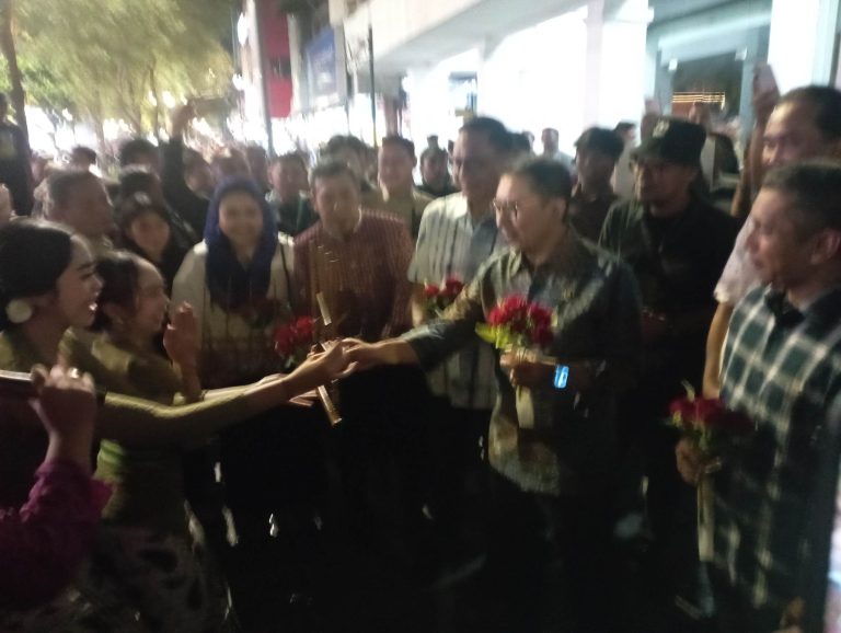 Menbud Bantu Peralatan Alat Musik ke Pengamen Malioboro