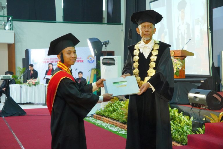 Instiper Wisuda 374 Lulusan Sarjana dan Pascasarjana dengan 20 Persen Lulusan Langsung Diterima Bekerja