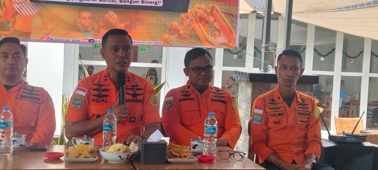Kepala Basarnas Paliu-Sulteng, Muh Rizal bersama tim Personel SAR. Saat Kopi Pagi bersama awak media (Foto : R. Nur)