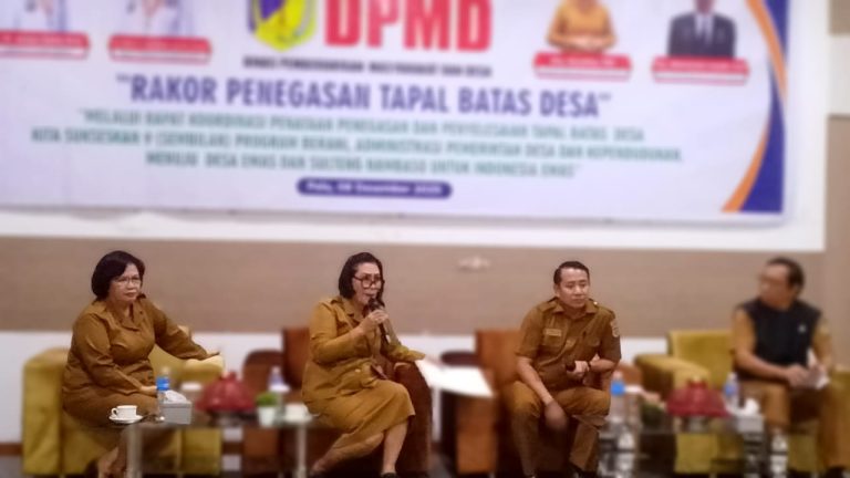 Rakor Donggala–Sigi Bahas Penegasan Batas Desa untuk Kepastian Hukum Kabid Penataan dan Perkembangan Desa Dinas PMD Provisi Sulteng, Bersama Tim Rakor. (Foto : Rahmad Nur)