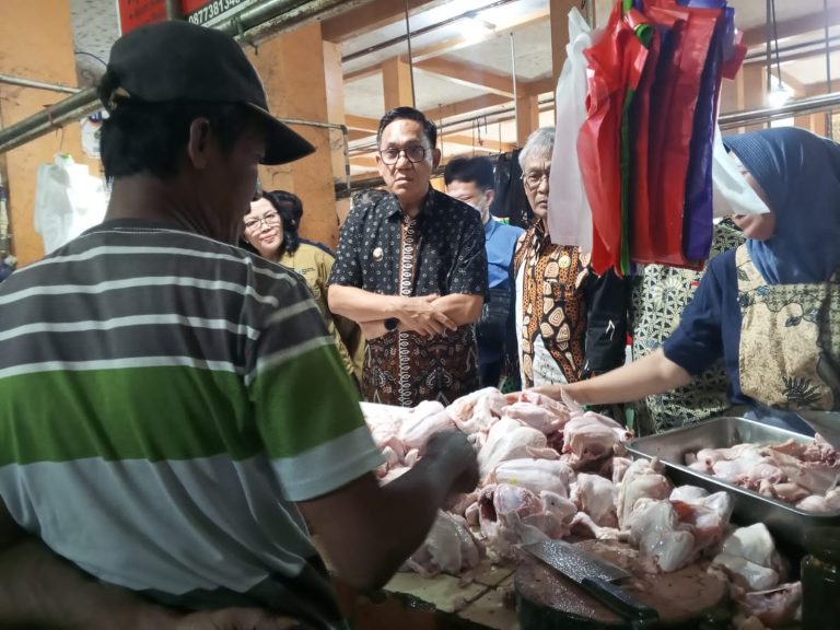 Wakil Wali Kota Yogyakarta dan TPID Tinjau Stabilitas Harga di Pasar Beringharjo