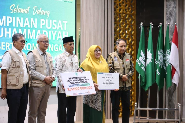 Penyerahan bantuan untuk korban bencana di Sumatera oleh Pimpinan Pusat Muhammadiyah - (foto: ist)