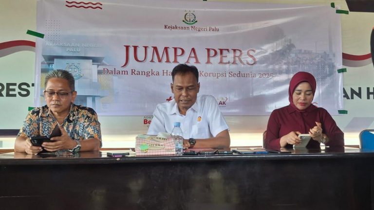 Kejari Palu Catat Tujuh Restorative Justice Sepanjang 2025 Kejari Palu saat Jumpa Pers di Kantor Kejari Palu. JUmat 12/12/2025. (Foto : Istimewa)