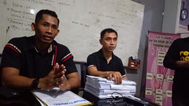 Direktur LBH Sulteng, Julianer Aditia Warman dan Rusman Rusli Saat Jumpa Pers di Kantor LBH Sulteng (Foto : R. Nur)