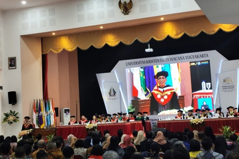 Rizaldy Taslim Pinzon Dikukuhkan jadi Profesor Pakar Nyeri Neuropatik UKDW Prof. Rizaldy Taslim Pinzon menyampaikan orasi ilmiah dalam pengukuhannya sebagai guru besar UKDW - (foto: Deny Hermawan)