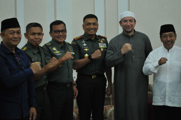 Pangdam XXIII/Palaka Wira Kunjungi PB Alkhairaat Palu Perkuat Sinergi Pangdam Ketua Utama PB Alkhairaat, Habib Alwi bin Saggaf Aljufri,