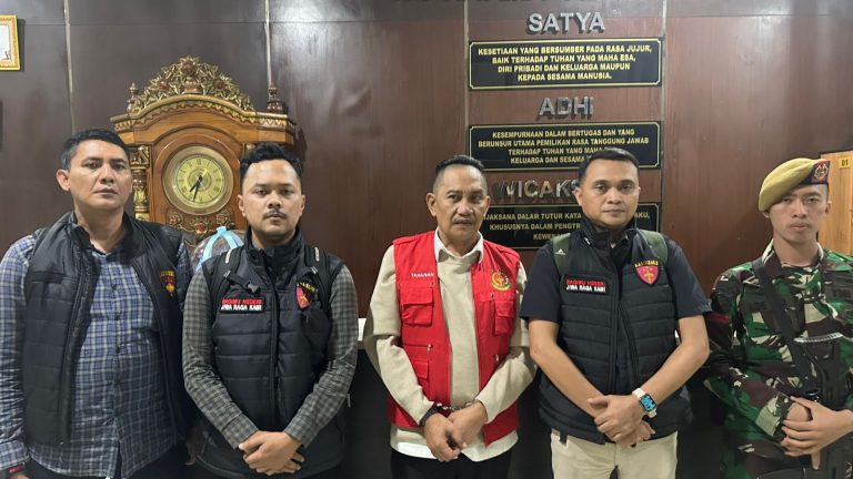 Eks Pj Bupati Morowali Ditahan Kejati Sulteng Diduga Korupsi Eks Pj Bupati Morowali Ditahan Kejati Sulteng. Sabtu, 31/1/2026 (Foto : Humas Kejati Sulteng)