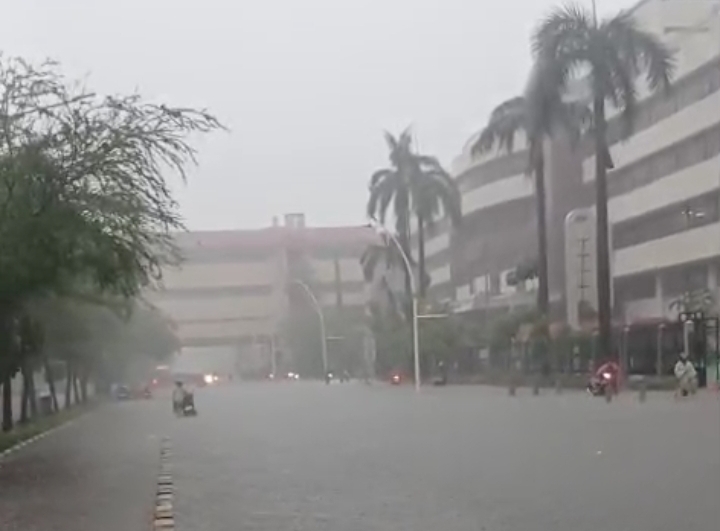 Banjir Kembali Melanda Jakarta, Puluhan Jalan Tergenang
