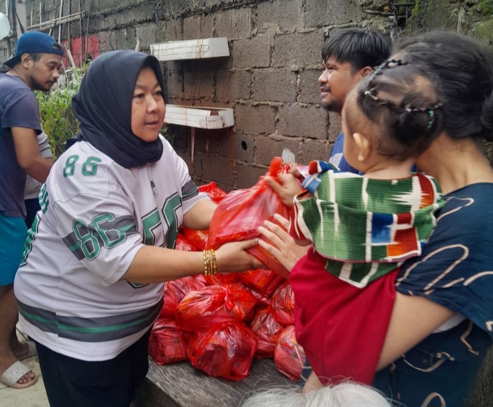 Salurkan Paket Sembako untuk Korban Banjir, Neneng Hasanah Berharap Banjir Segera Surut