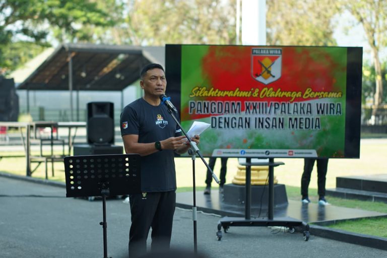 Pangdam XXIII/Palaka Wira Perkuat Sinergi Bersama Insan Media Kodam XXIII/Palaka Wira menggelar kegiatan silaturahmi dan olahraga bersama insan media Sulawesi Tengah di Lapangan Makodam XXIII/Palaka Wira, Selasa, 27/1/2026. (Foto : Humas Kodam)
