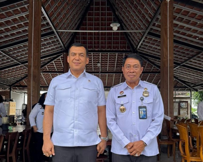 Silmy Karim, Wakil Menteri Imigrasi dan Pemasyarakatan (Wamen Imipas), saat berkujung ke Jogyakarta, didampingi Kepala Imigrasi TPI Kelas I Palu, Muhammad Akmal. (FOTO : Arsip MA)