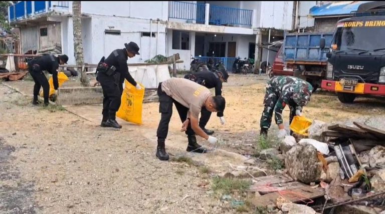 Polres Morowali utara laksanakan Gerakan Indonesia Asri untuk Jaga Lingkungan. (Foto HMS/PMU)